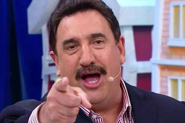 Apresentador disse que estava brincando e negou ter desrespeitado o cantor

