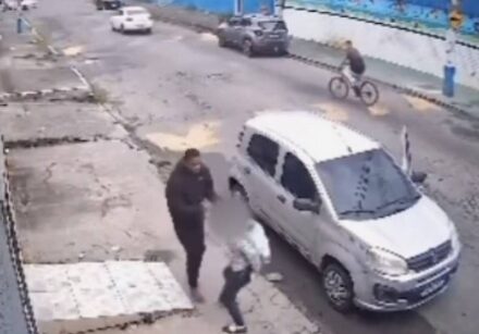estudante implora para não ser roubada em assalto