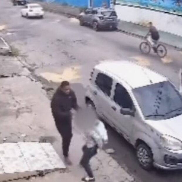 estudante implora para não ser roubada em assalto