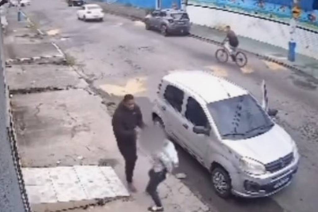estudante implora para não ser roubada em assalto