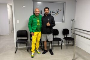 Com a nova prótese, Douglas quer realizar um desejo simples: voltar a passear e caminhar de mãos dadas com a esposa.