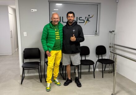 Com a nova prótese, Douglas quer realizar um desejo simples: voltar a passear e caminhar de mãos dadas com a esposa.