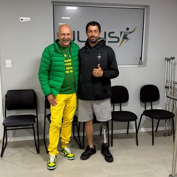 Com a nova prótese, Douglas quer realizar um desejo simples: voltar a passear e caminhar de mãos dadas com a esposa.