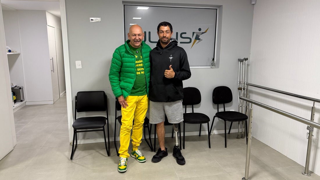 Com a nova prótese, Douglas quer realizar um desejo simples: voltar a passear e caminhar de mãos dadas com a esposa.