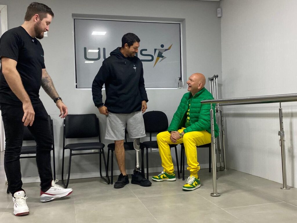 Douglas da Costa Ribeiro perdeu a perna esquerda aos 16 anos e continuou trabalhando na construção civil mesmo após o acidente.