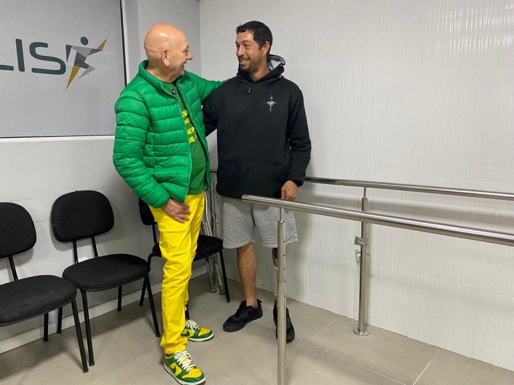 Luciano Hang surpreendeu Douglas da Costa Ribeiro durante consulta em Florianópolis e entregou pessoalmente a prótese ao pedreiro.