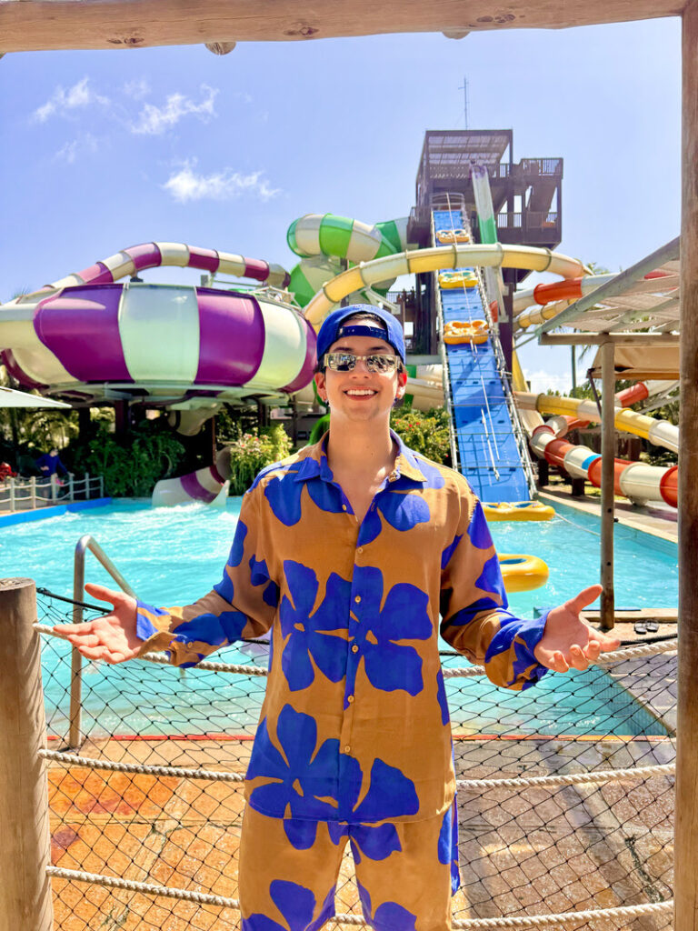 Durante a passagem pelo Aqua Park, Léo Foguete encarou atrações como o Surreal e o Insano.