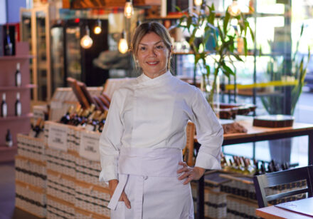 O setor de alimentação fora do lar vive um contraste incômodo nas alamedas gastronômicas do país: portas abertas, salões movimentados e, paradoxalmente, empresários sufocados no momento de fechar o balancete. O faturamento bruto, antes ostentado como troféu, já não garante a sobrevivência diante da inflação contínua de insumos, da rotatividade de equipes e das exigências fiscais. É nesse cenário de pressão sobre as margens que a Chef de Cozinha Executiva e Consultora Gastronômica Hérika Skaff ganha projeção nacional ao propor uma mudança de postura, orientando holdings, franqueadores e investidores a estruturarem a retaguarda operacional antes de tentar qualquer movimento de expansão.