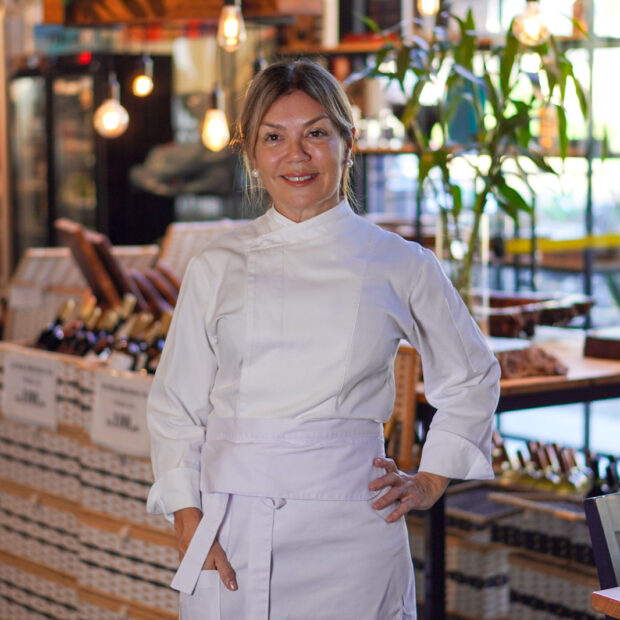 O setor de alimentação fora do lar vive um contraste incômodo nas alamedas gastronômicas do país: portas abertas, salões movimentados e, paradoxalmente, empresários sufocados no momento de fechar o balancete. O faturamento bruto, antes ostentado como troféu, já não garante a sobrevivência diante da inflação contínua de insumos, da rotatividade de equipes e das exigências fiscais. É nesse cenário de pressão sobre as margens que a Chef de Cozinha Executiva e Consultora Gastronômica Hérika Skaff ganha projeção nacional ao propor uma mudança de postura, orientando holdings, franqueadores e investidores a estruturarem a retaguarda operacional antes de tentar qualquer movimento de expansão.