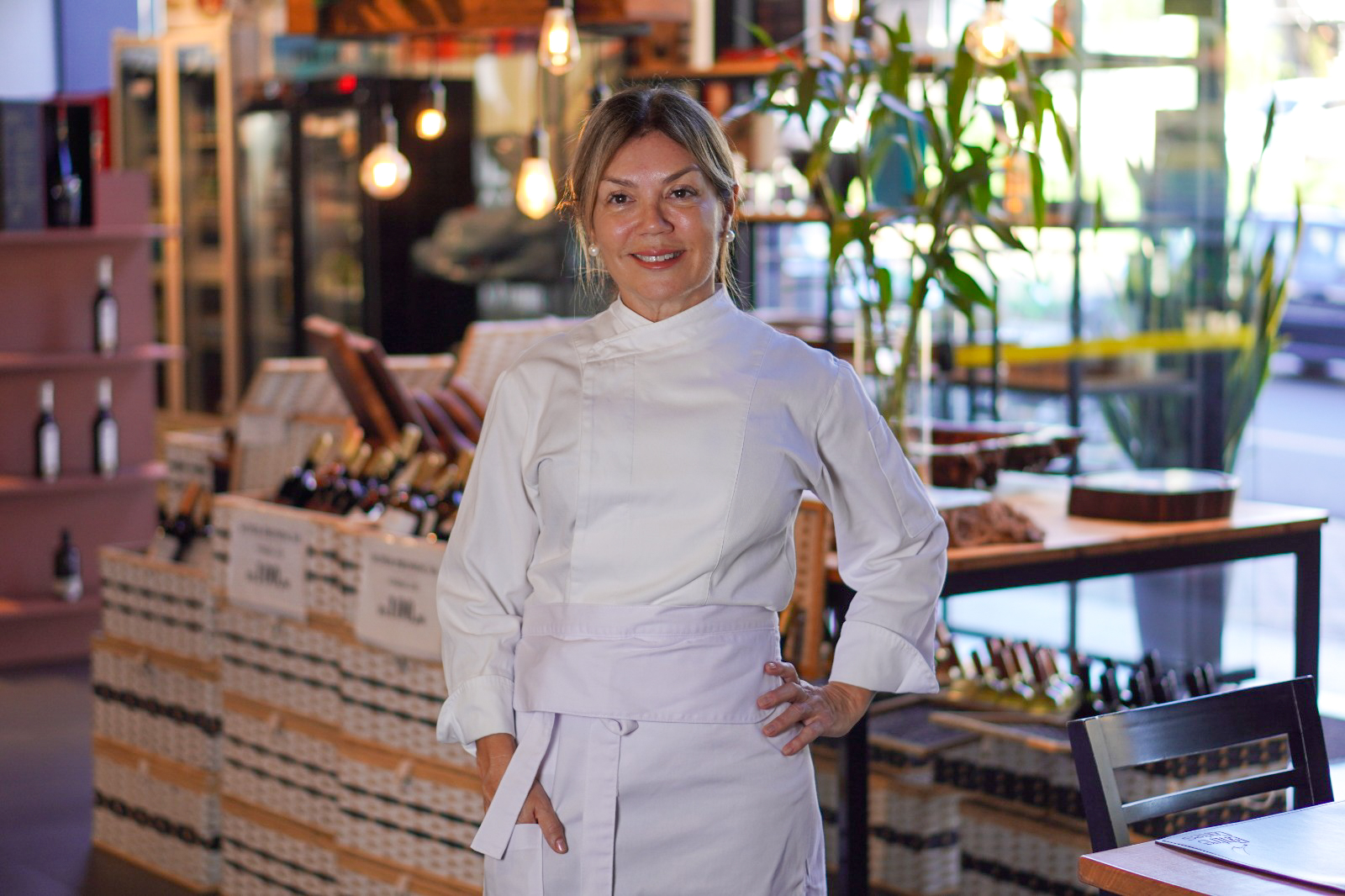 O setor de alimentação fora do lar vive um contraste incômodo nas alamedas gastronômicas do país: portas abertas, salões movimentados e, paradoxalmente, empresários sufocados no momento de fechar o balancete. O faturamento bruto, antes ostentado como troféu, já não garante a sobrevivência diante da inflação contínua de insumos, da rotatividade de equipes e das exigências fiscais. É nesse cenário de pressão sobre as margens que a Chef de Cozinha Executiva e Consultora Gastronômica Hérika Skaff ganha projeção nacional ao propor uma mudança de postura, orientando holdings, franqueadores e investidores a estruturarem a retaguarda operacional antes de tentar qualquer movimento de expansão.