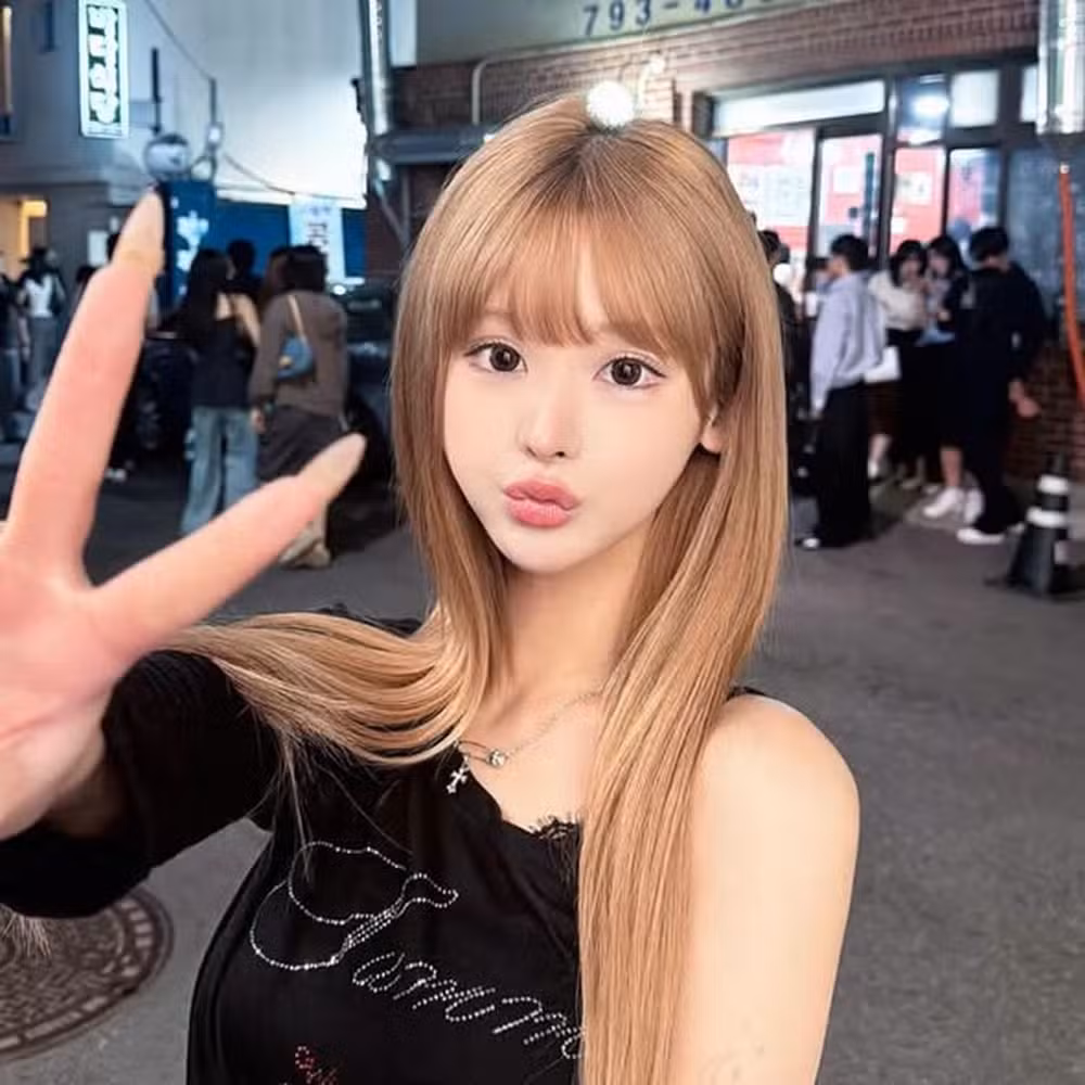 A polícia de Yongsan apura as circunstâncias da morte de Mina Chan, encontrada sem vida dentro de casa.