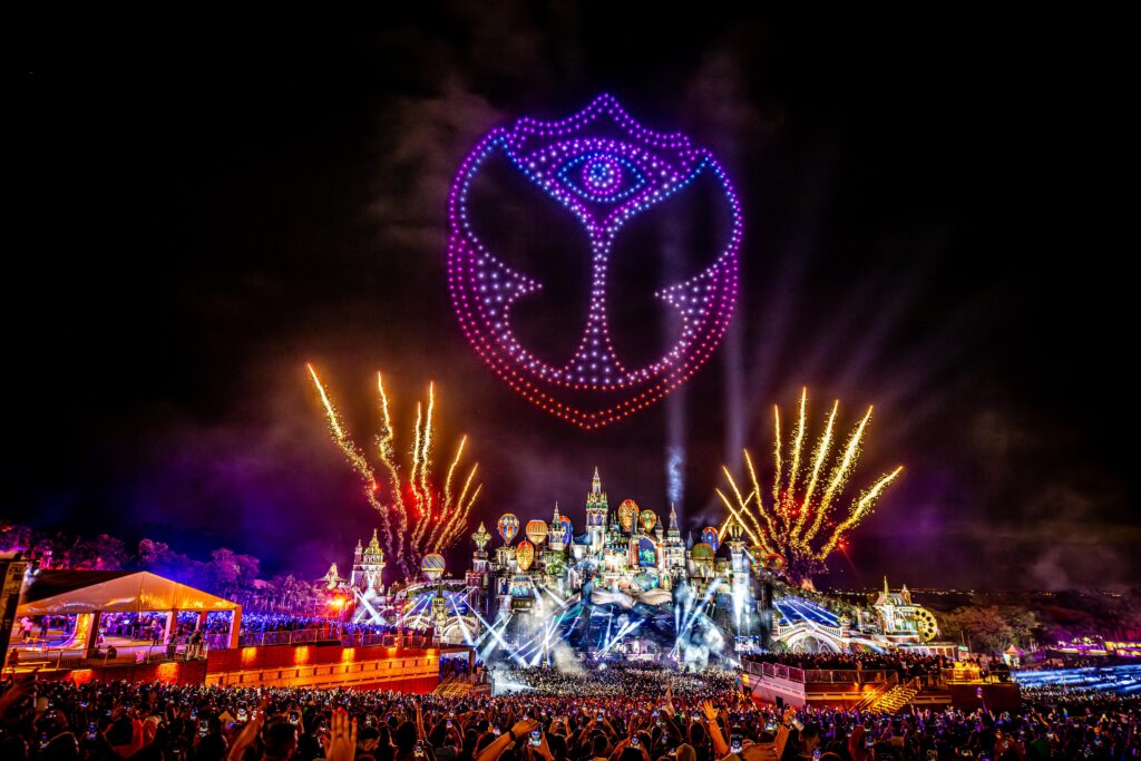 Com 43 metros de altura e 140 de largura, o MainStage será uma das grandes estruturas do Tomorrowland Brasil 2027.