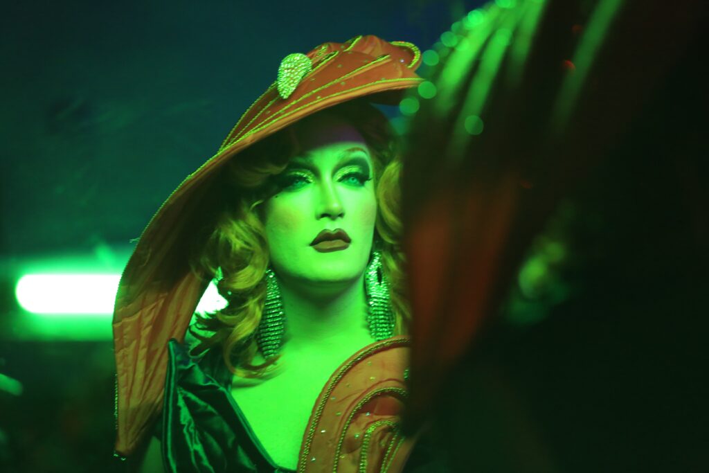 Charlotte Delfina e Joanne Versace protagonizam a estreia de Drag Ataque com o desafio de criar figurinos para um desfile drag.