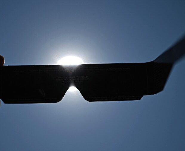05ago26 oculos para observacao direta do sol antes do eclipse solar previsto para 12 de agosto 1786389162359 v2 900x506