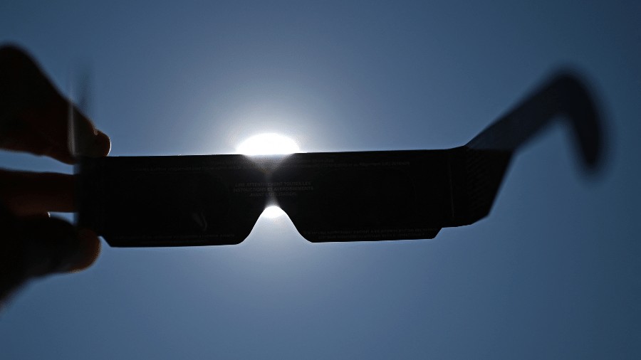 05ago26 oculos para observacao direta do sol antes do eclipse solar previsto para 12 de agosto 1786389162359 v2 900x506