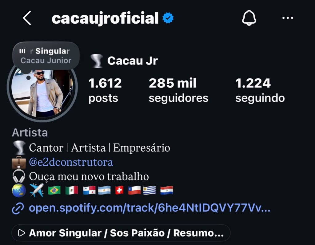 Cantor, compositor e empresário, Cacau Jr. construiu sua trajetória no pagode e também ficou conhecido por ser pai de Wenny e ex-padrasto de Lexa.