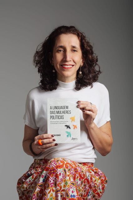 Em “A Linguagem das Mulheres Políticas”, Juliana Romão parte de experiências com candidatas, eleitas e lideranças para discutir os obstáculos enfrentados na fala pública.