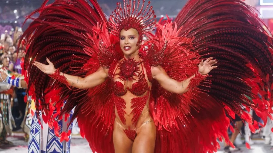 Fantasia com costeiro de cerca de 12 kg virou um dos maiores perrengues do desfile da influenciadora
