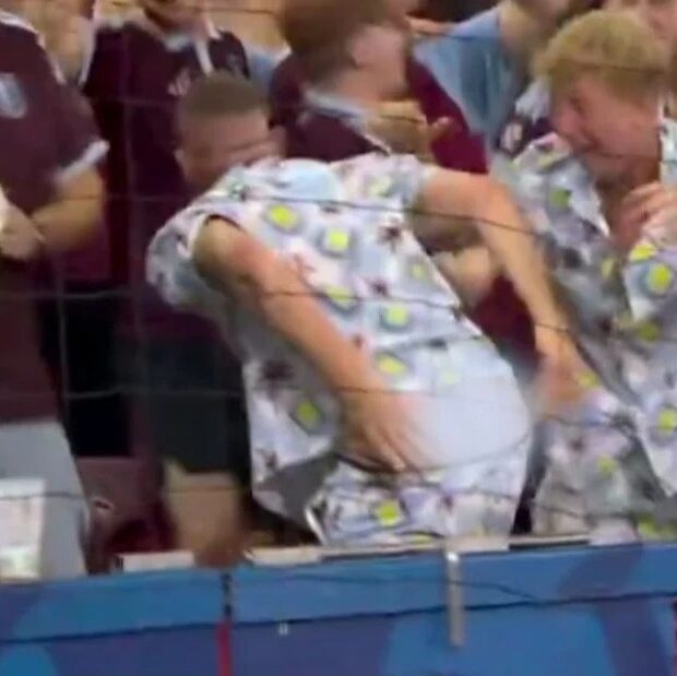 Torcedor do Aston Villa abaixou as calças durante comemoração de gol contra o PSG