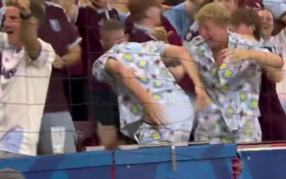 Torcedor do Aston Villa abaixou as calças durante comemoração de gol contra o PSG
