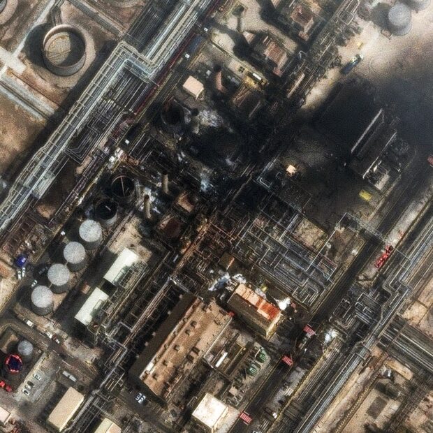 imagem de satelite tirada e divulgada em 2 de marco de 2026 mostra os danos na refinaria de ras tanura da saudi aramco 1772500910108 v2 3x4