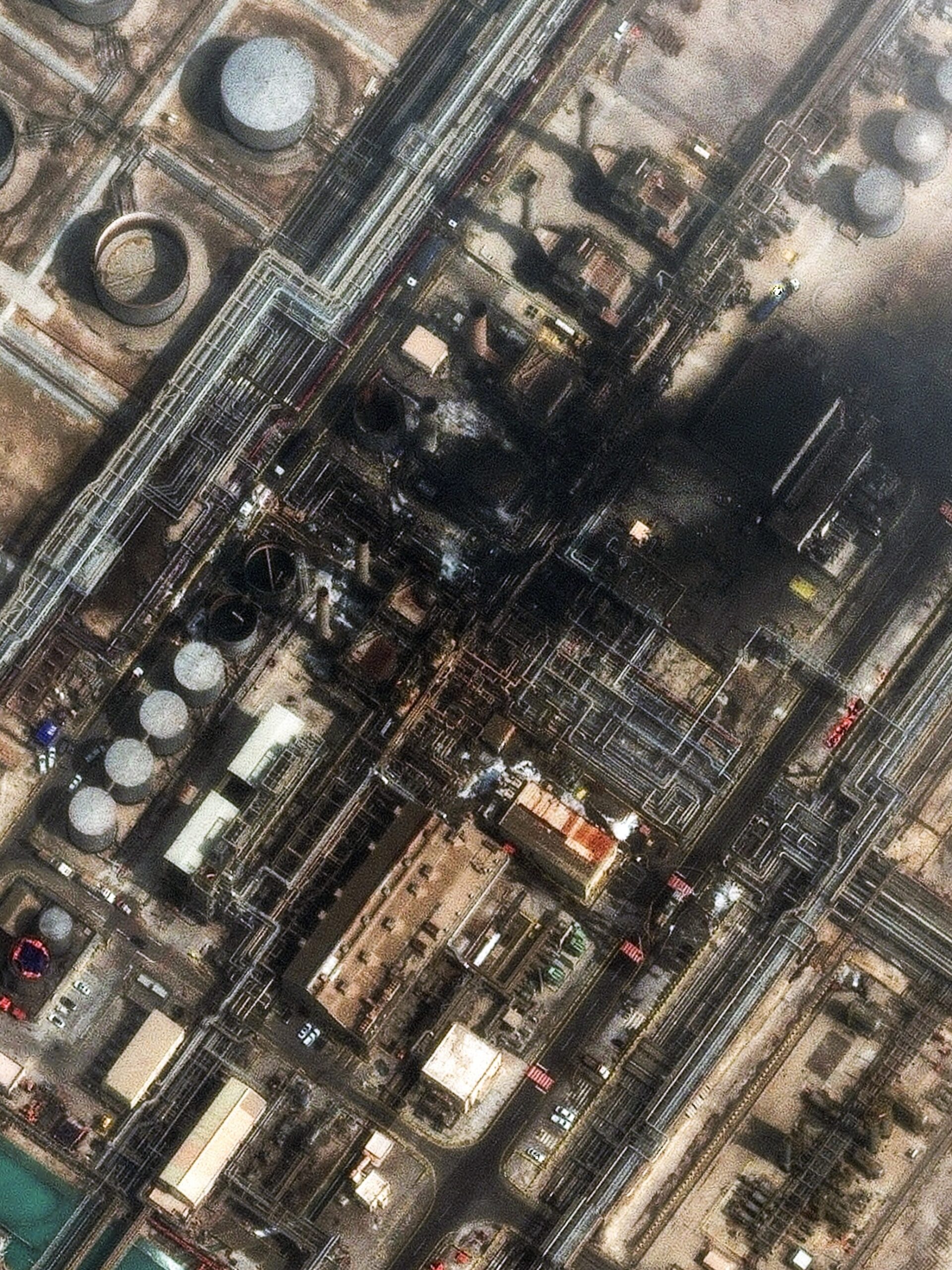 imagem de satelite tirada e divulgada em 2 de marco de 2026 mostra os danos na refinaria de ras tanura da saudi aramco 1772500910108 v2 3x4