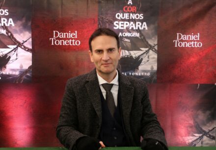 Escritor e advogado Daniel Tonetto vendeu 1.556 exemplares de seu novo livro durante o lançamento na Feira do Livro de Santa Maria. (Divulgação)