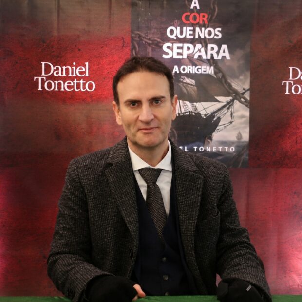 Escritor e advogado Daniel Tonetto vendeu 1.556 exemplares de seu novo livro durante o lançamento na Feira do Livro de Santa Maria. (Divulgação)