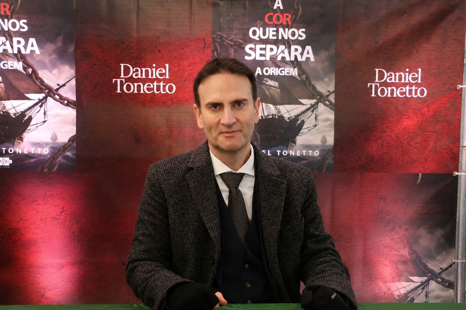 Escritor e advogado Daniel Tonetto vendeu 1.556 exemplares de seu novo livro durante o lançamento na Feira do Livro de Santa Maria. (Divulgação)