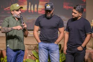 Henrique & Juliano realizaram o primeiro leilão do Haras 263, em Bezerros (PE), reunindo nomes como Xand Avião, Wesley Safadão e Mano Walter. O destaque da tarde? O garanhão Steel Toro, que teve suas 100 coberturas completamente esgotadas antes mesmo do evento começar. Pelo visto, o sucesso da dupla agora também vai para as pistas de vaquejada.