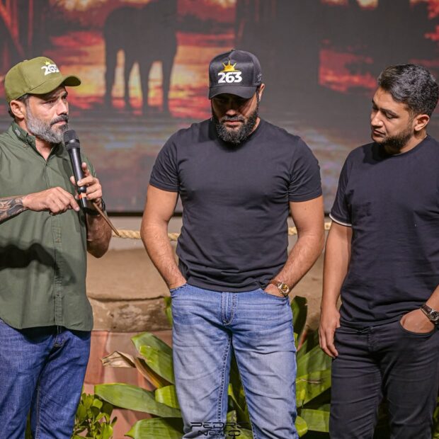 Henrique & Juliano realizaram o primeiro leilão do Haras 263, em Bezerros (PE), reunindo nomes como Xand Avião, Wesley Safadão e Mano Walter. O destaque da tarde? O garanhão Steel Toro, que teve suas 100 coberturas completamente esgotadas antes mesmo do evento começar. Pelo visto, o sucesso da dupla agora também vai para as pistas de vaquejada.