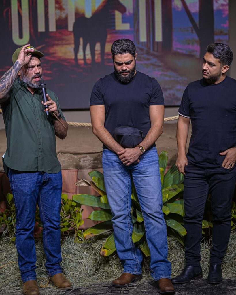 Eles realizaram o primeiro leilão do Haras 263, reunindo amigos como Xand Avião, Wesley Safadão e Mano Walter. O grande astro do evento? O jovem garanhão Steel Toro, que teve TODAS as 100 coberturas esgotadas numa aposta certeira para a vaquejada.