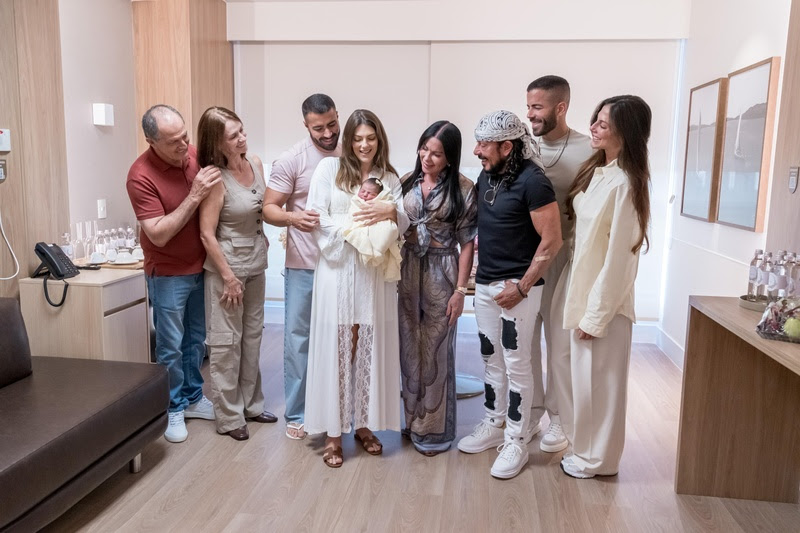 Bell Marques, Rafa e Pipo transformaram sucessos da família em versões instrumentais para celebrar a chegada de Maria Luísa.