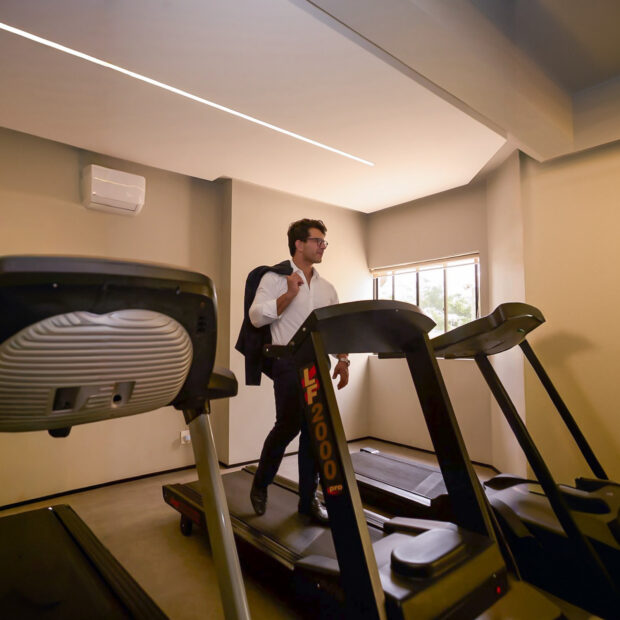 ercado wellness atrai investimentos empresariais e fortalece a produtividade corporativa O empresário e contador Marcos Oliveira analisa o impacto do mercado wellness na gestão estratégica do capital humano A consolidação do bem-estar e da saúde preventiva como pilares de gestão corporativa reformulou a estrutura de investimento das empresas brasileiras. Historicamente associado ao nicho de academias, estética e suplementação pontual, o setor de wellness expandiu sua abrangência para se posicionar como um vetor central de produtividade, governança e desenvolvimento humano. Na visão do empresário e contador Marcos Oliveira, o movimento reflete a transição direta do conceito de despesa operacional para o aporte estratégico no capital biológico das equipes.