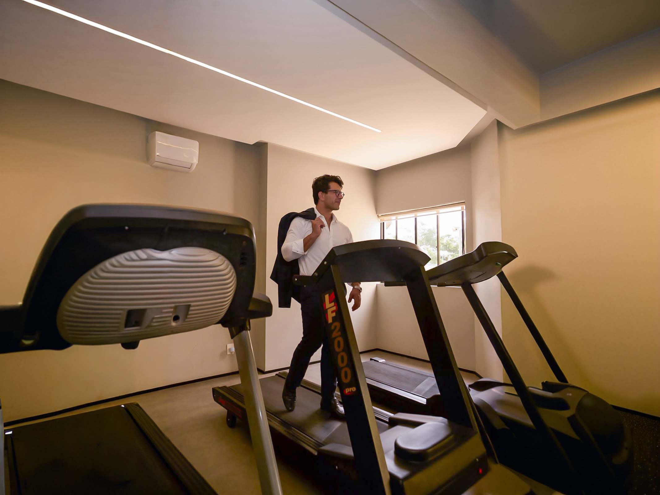 ercado wellness atrai investimentos empresariais e fortalece a produtividade corporativa O empresário e contador Marcos Oliveira analisa o impacto do mercado wellness na gestão estratégica do capital humano A consolidação do bem-estar e da saúde preventiva como pilares de gestão corporativa reformulou a estrutura de investimento das empresas brasileiras. Historicamente associado ao nicho de academias, estética e suplementação pontual, o setor de wellness expandiu sua abrangência para se posicionar como um vetor central de produtividade, governança e desenvolvimento humano. Na visão do empresário e contador Marcos Oliveira, o movimento reflete a transição direta do conceito de despesa operacional para o aporte estratégico no capital biológico das equipes.
