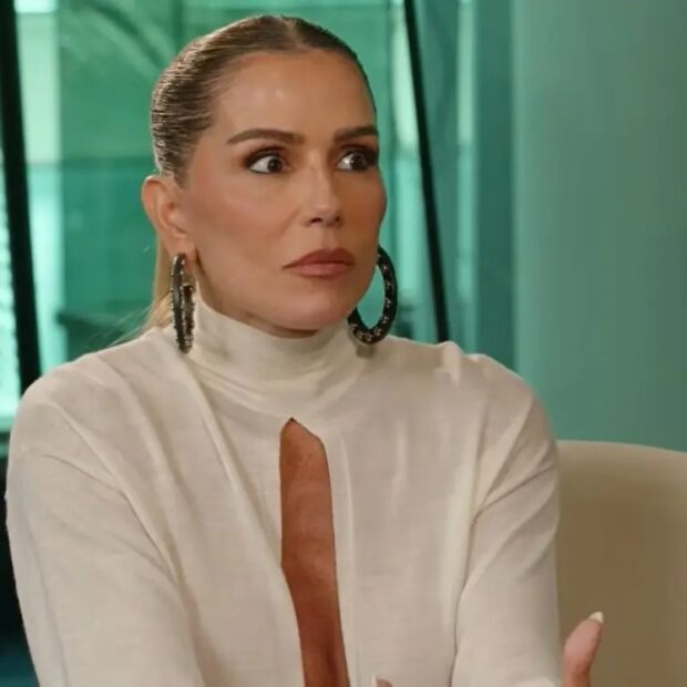 Deborah Secco falou sobre relações abusivas em entrevista ao videocast “Conversa vai, conversa vem”
