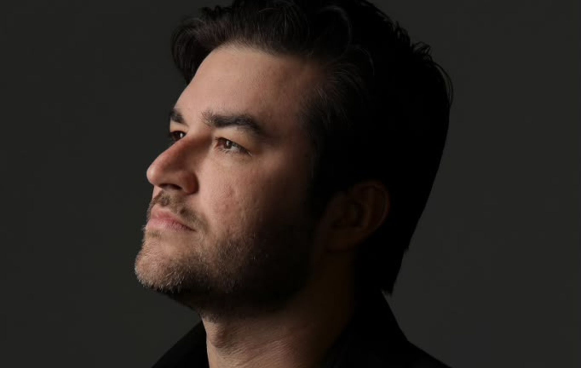 Renan Bastos construiu uma trajetória que passou pelo Exército Brasileiro, mercado financeiro, tecnologia e alta relojoaria.