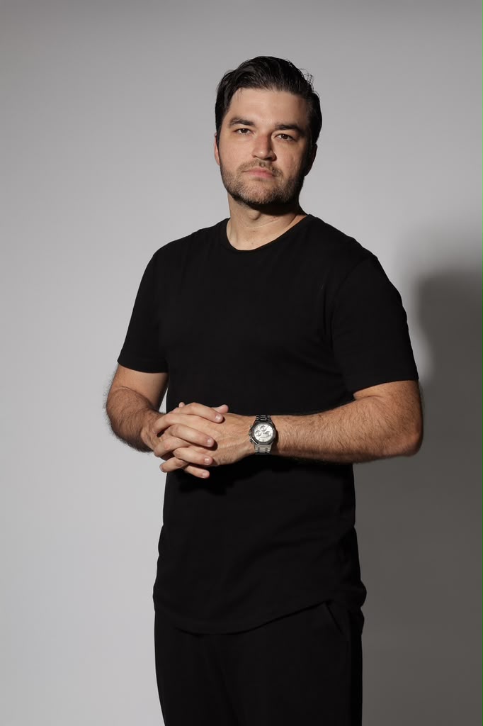 À frente da RC Crown, Renan Bastos atua no mercado profissional de relógios de luxo nos Estados Unidos.