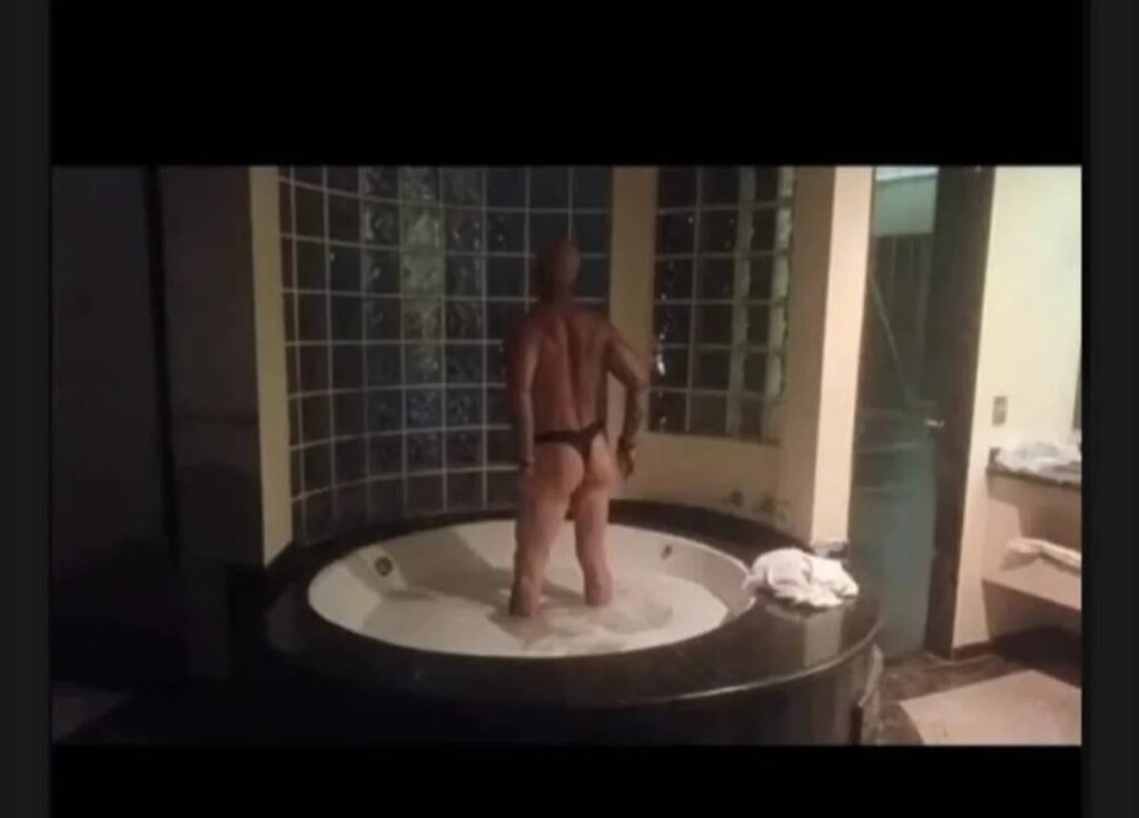 Imagens mostram Cristian em uma banheira durante ensaio para assinantes