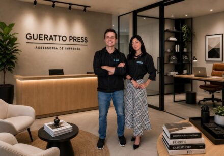 A disputa por espaço no noticiário econômico exige que empresas do mercado financeiro abandonem comunicados meramente institucionais e passem a pautar a imprensa por meio da inteligência técnica de seus executivos. Liderando essa virada metodológica, a boutique de comunicação Gueratto Press, comandada pelo empresário Fabrizio Gueratto, registrou um crescimento expressivo de 331% em apenas um ano. O desempenho acelerado fez a agência saltar da 38ª para a 12ª colocação no ranking brasileiro de boutiques especializadas, consolidando um novo padrão de posicionamento para companhias de crédito, gestoras de recursos, seguradoras e fintechs.