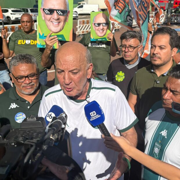 Arruda em sua chegada ao estádio Bezerrão. Foto: Olavo David/Grupo JBr