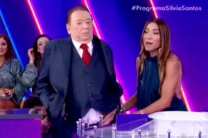 Raul Gil perdeu a calça durante o Jogo das Três Pistas, e Patricia Abravanel não perdeu a oportunidade de lembrar o pai.