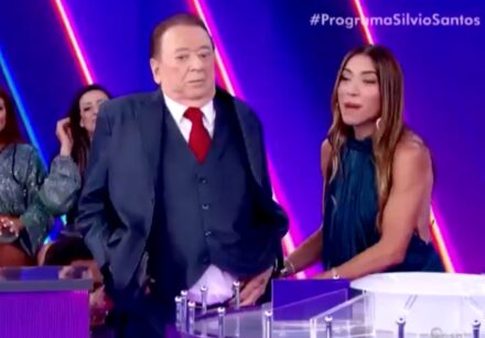 Raul Gil perdeu a calça durante o Jogo das Três Pistas, e Patricia Abravanel não perdeu a oportunidade de lembrar o pai.