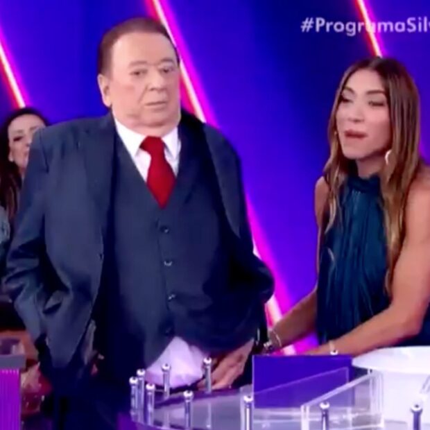 Raul Gil perdeu a calça durante o Jogo das Três Pistas, e Patricia Abravanel não perdeu a oportunidade de lembrar o pai.