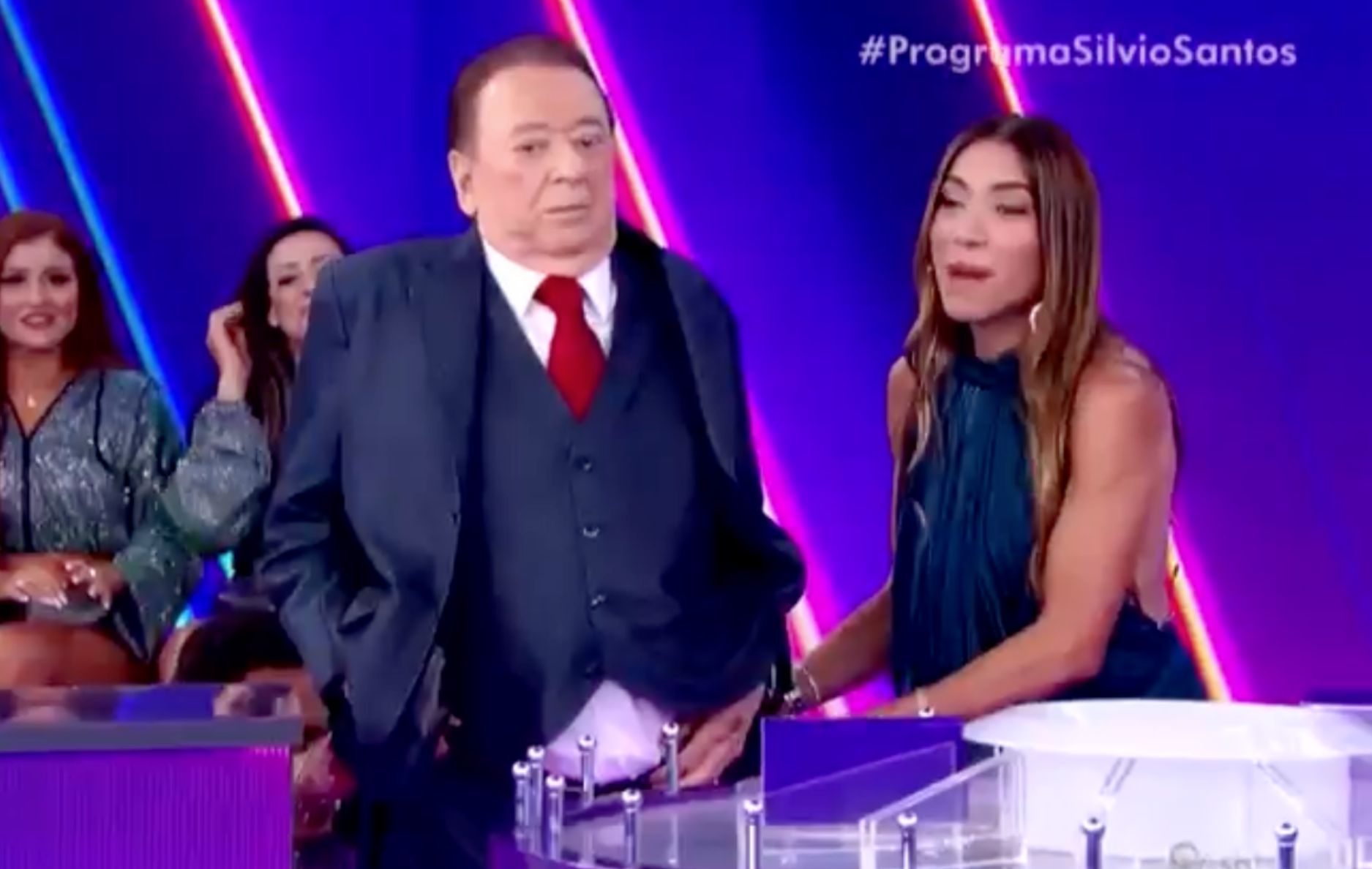 Raul Gil perdeu a calça durante o Jogo das Três Pistas, e Patricia Abravanel não perdeu a oportunidade de lembrar o pai.