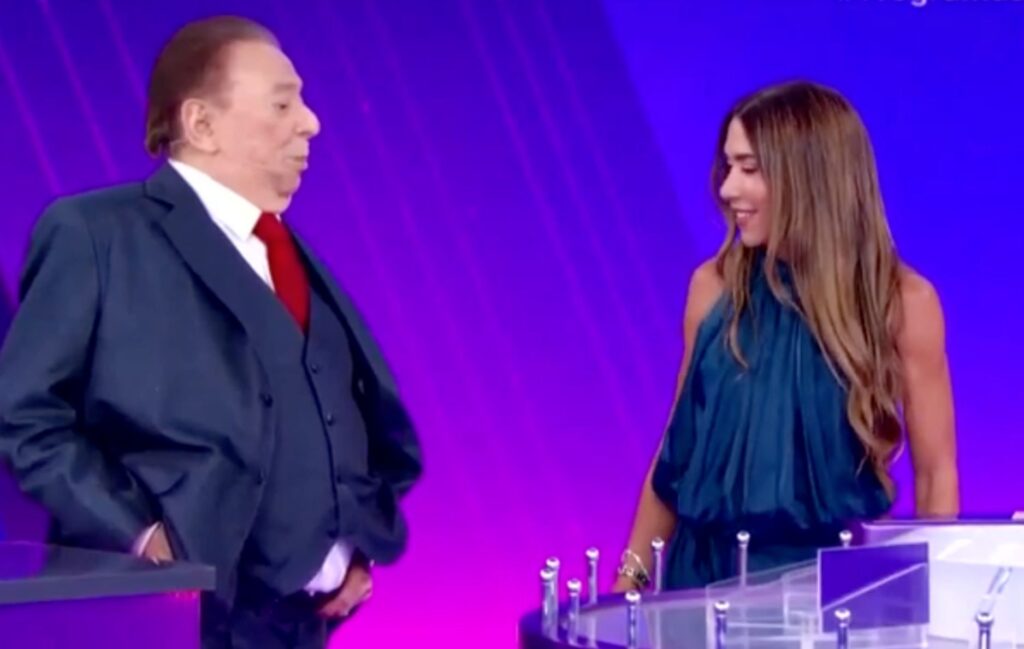 “É meu pai que puxou a sua calça!”, brincou Patricia Abravanel após Raul Gil protagonizar momento inesperado no SBT.
