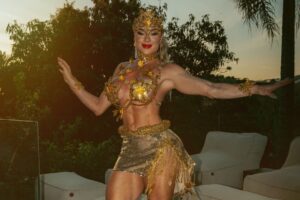 Juju Salimeni virou She-Ra em versão dourada para celebrar os 52 anos da Barroca Zona Sul.