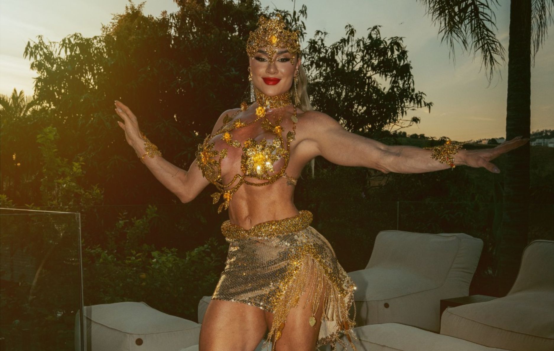 Juju Salimeni virou She-Ra em versão dourada para celebrar os 52 anos da Barroca Zona Sul.