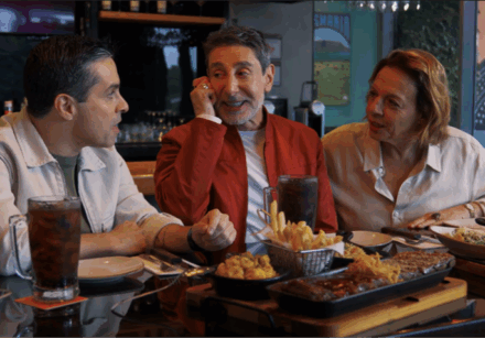 Outback aposta em memória afetiva e reúne Luciano Amaral, Cássio Scapin e Rosi Campos em campanha focada nos reencontros.