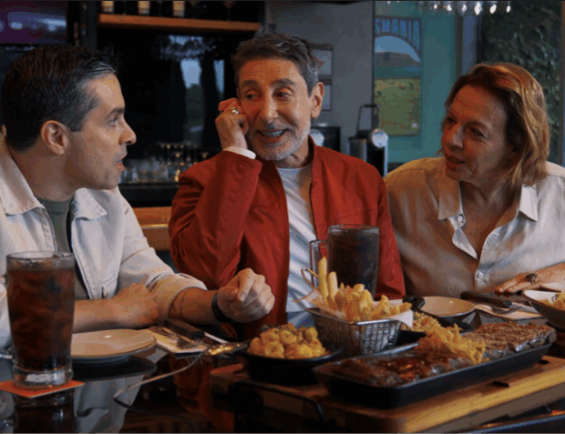 Outback aposta em memória afetiva e reúne Luciano Amaral, Cássio Scapin e Rosi Campos em campanha focada nos reencontros.